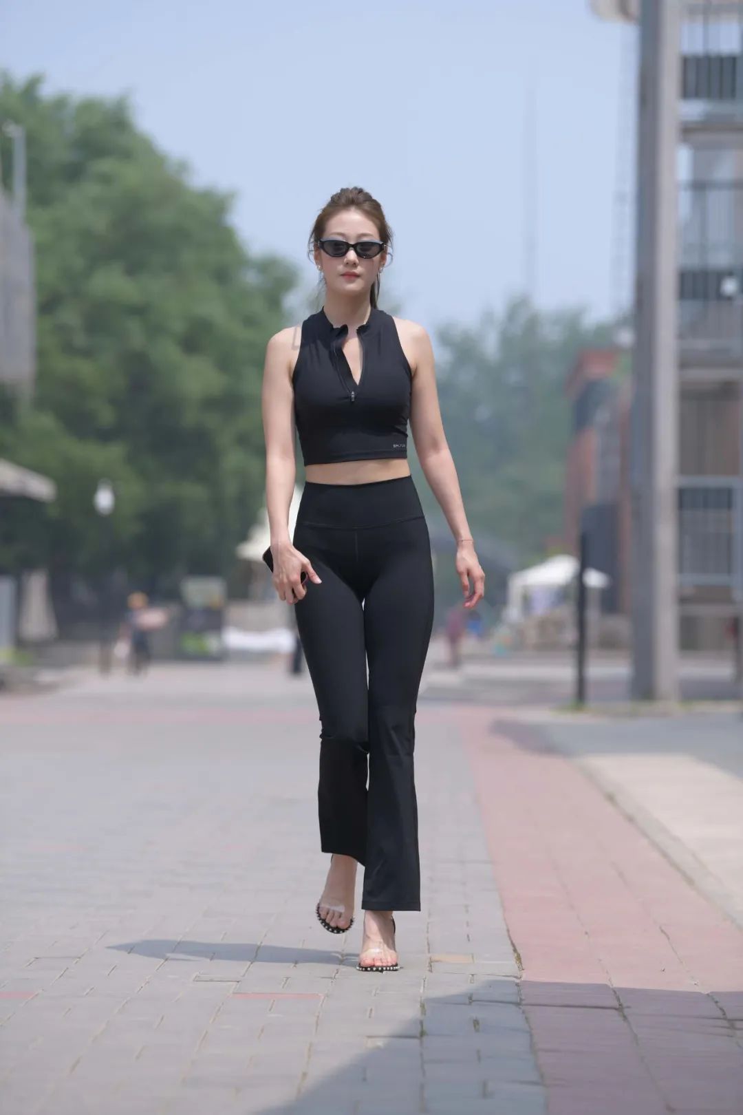 瑜伽服美女街拍全部照片,瑜伽服街拍穿搭高级感