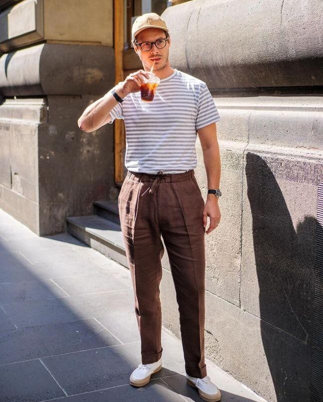 夏天薄款直筒裤搭配什么t恤,白色t恤和黑色直筒裤怎么穿时尚