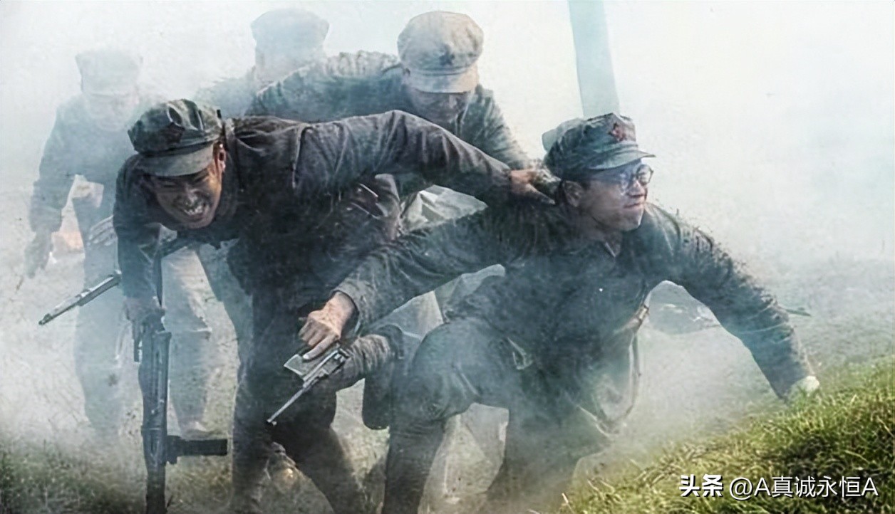 敌人一把把明晃晃的*刀刺**一齐对向她的胸口，誓死如归的女英烈王册