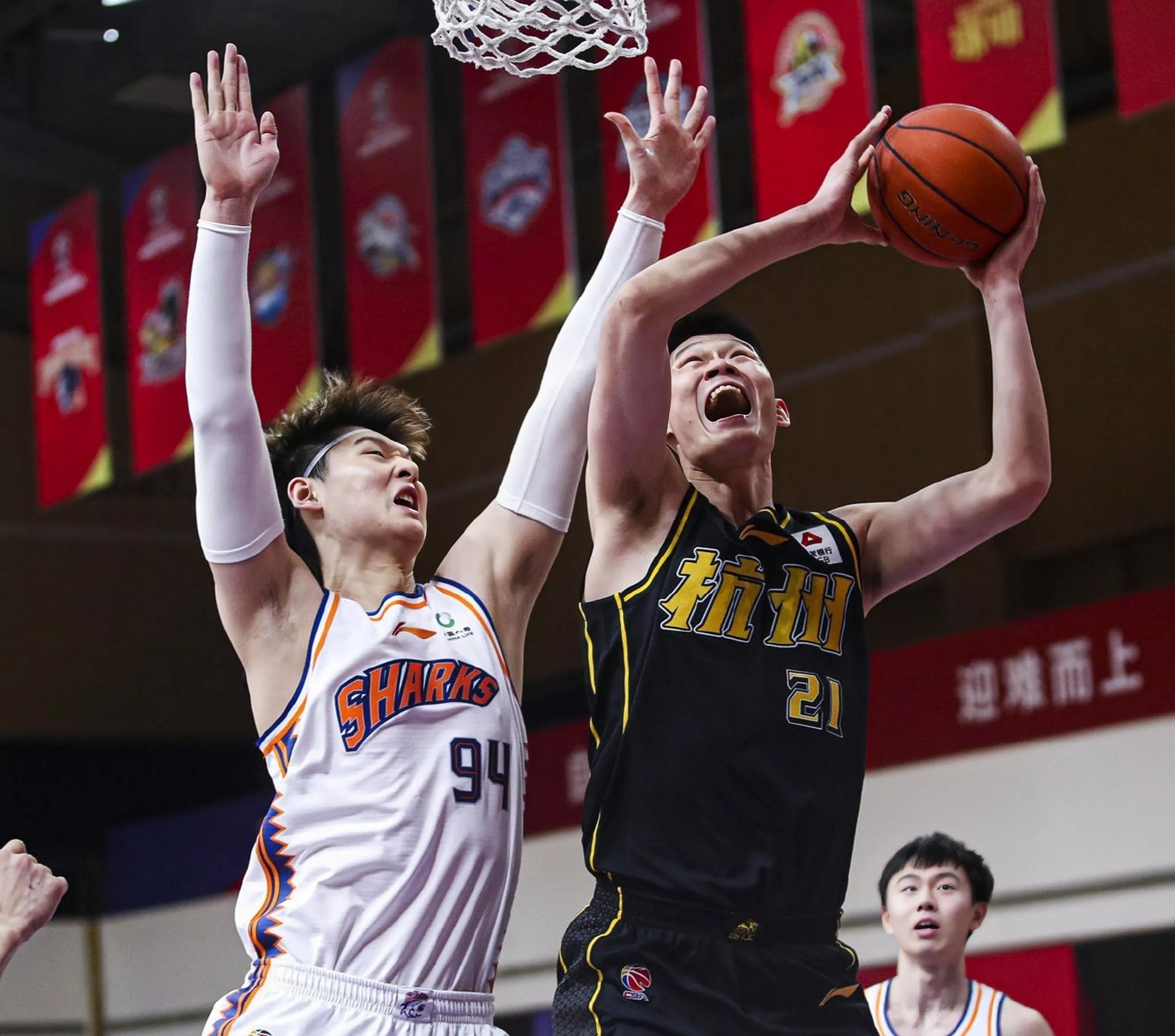 cba中锋排名韩德君,胡金秋身高对比易建联