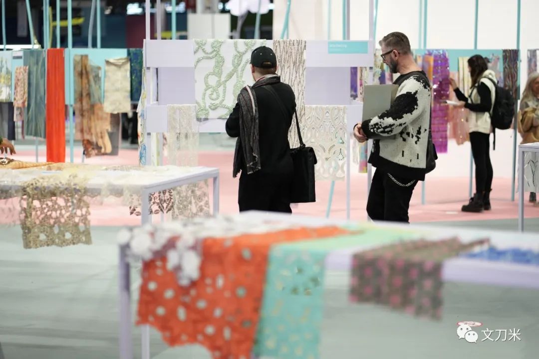 小香风全身黑,特别小香风