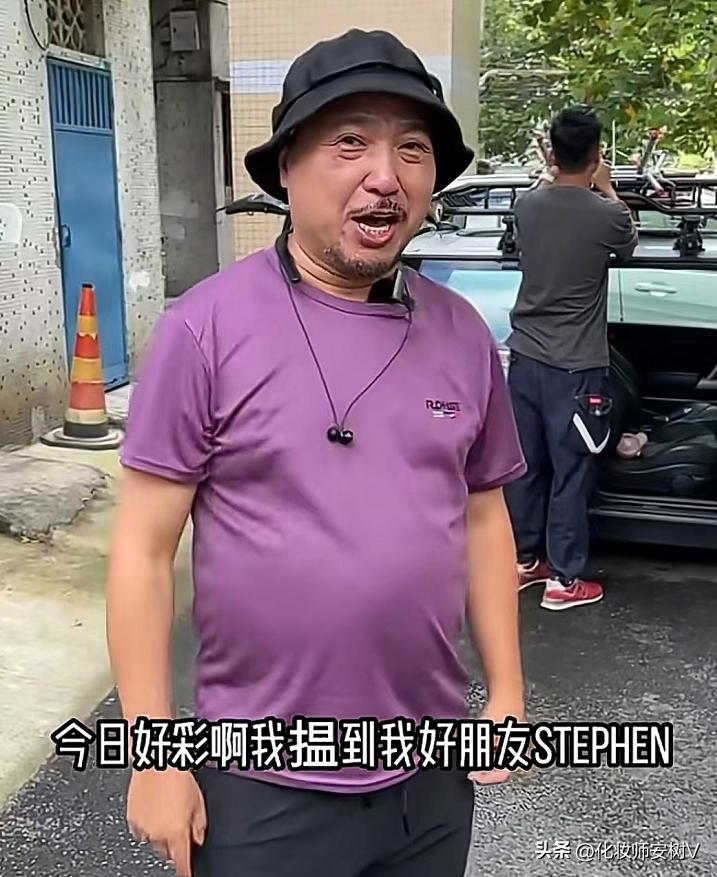 江门街头惊现2位港星摆摊，卖鱼蛋日赚800元，生意爆棚忙得满头汗