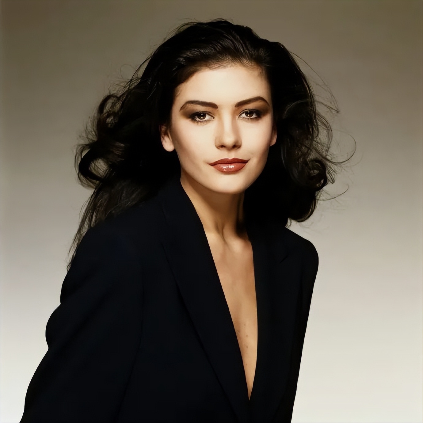 “英国关之琳”闪婚大25岁白头大叔