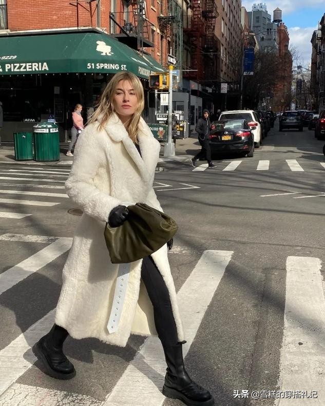 今年冬天流行阔腿裤还是鲨鱼裤,阔腿裤过时了现在流行时髦喇叭裤