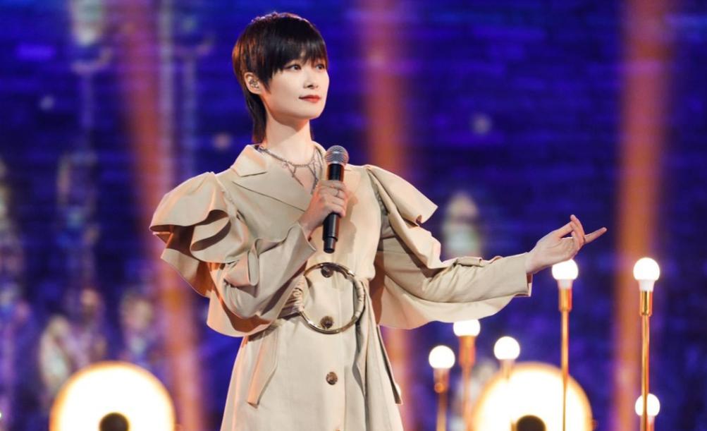 亮眼李宇春现身机场,李宇春短裤闪耀红毯