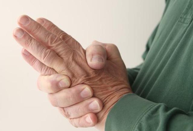 经常手抖是甲亢吗,经常手抖是不是抑郁