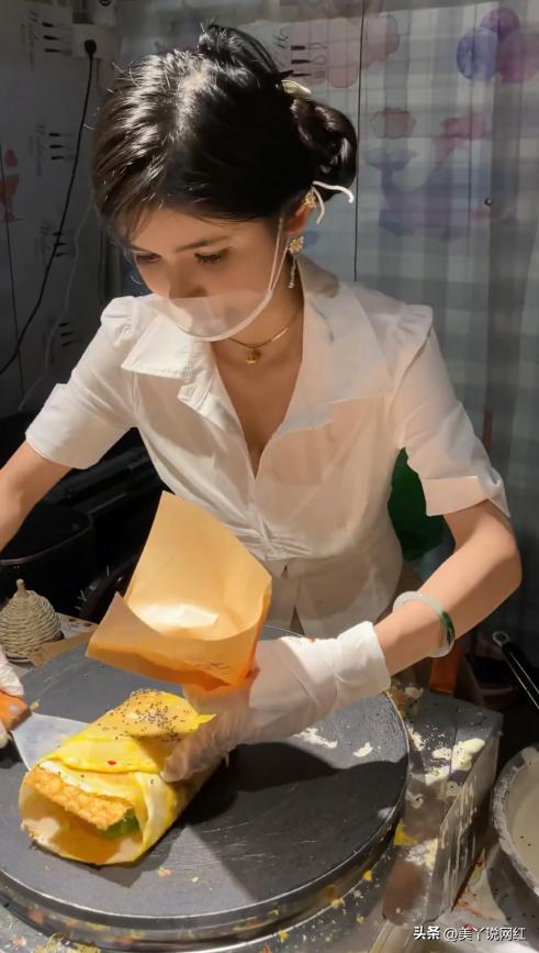 网红狗头萝莉摆摊卖煎饼,一天赚400元知足快乐,并带火营地夜市