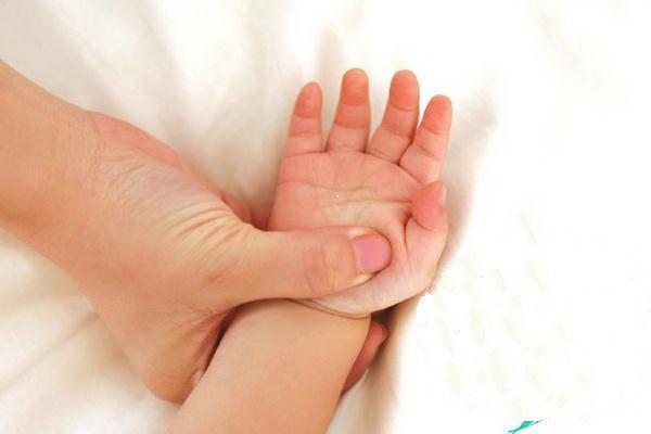 一岁半宝宝腹泻特别臭是怎么回事,1岁半宝宝呕吐腹泻怎么回事