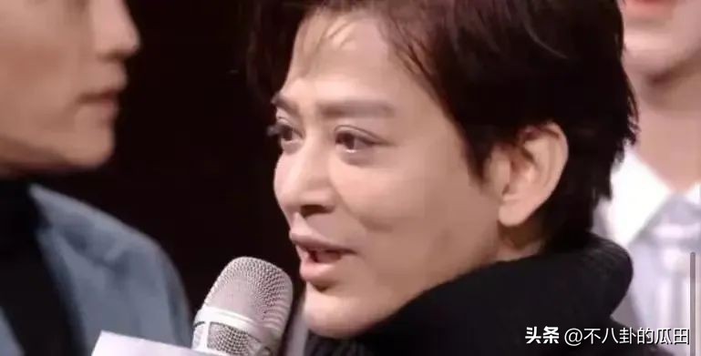 蔡徐坤下巴太尖惹争议图片,蔡徐坤下巴是假体吗