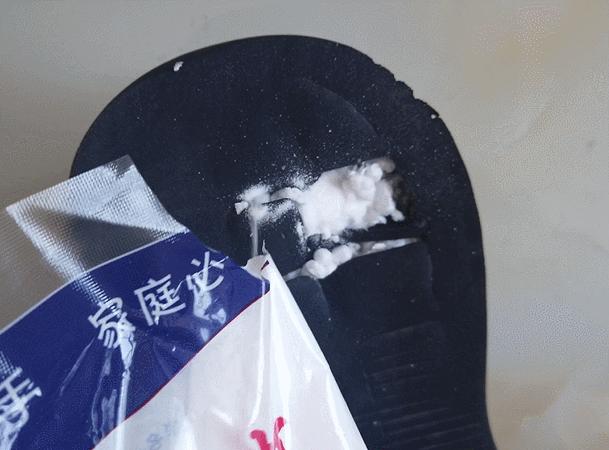 把502胶水滴在插座上,把502胶水滴在纯净水里