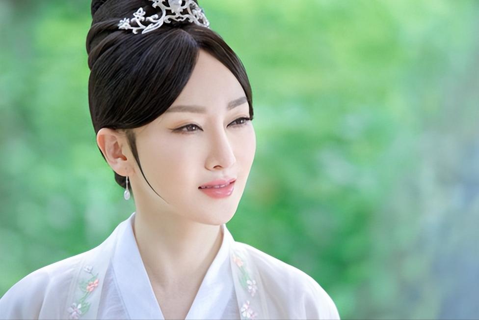 萨顶顶假唱话筒拿反是故意的吗,萨顶顶假唱话筒拿反是哪年