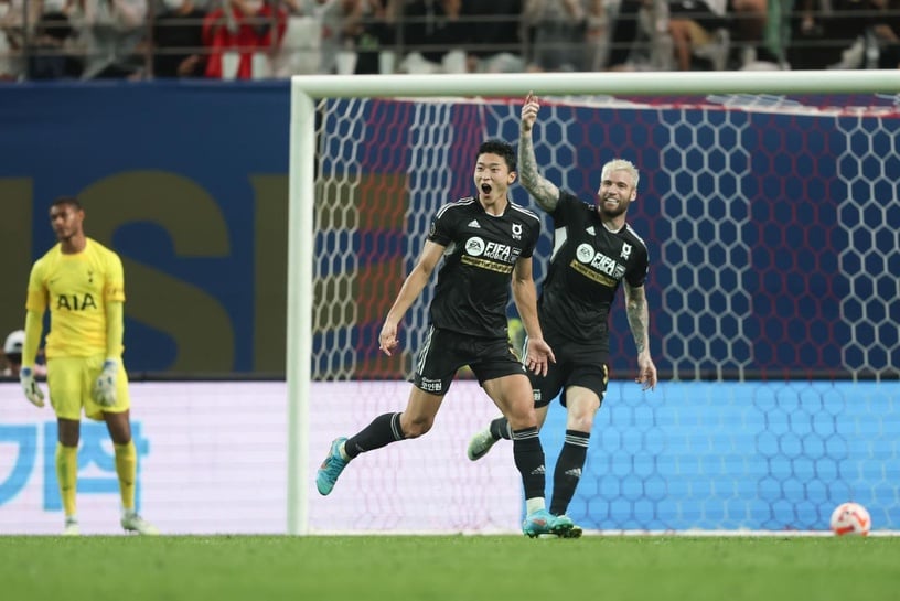 韩国球星曹圭成梅开二度,韩国9号队员曹圭成