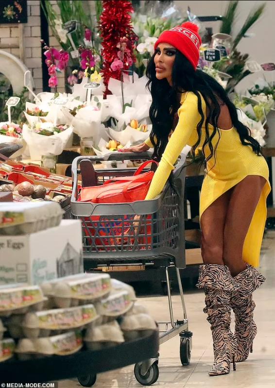 网红芭比翘路人视角,芭比去超市买菜