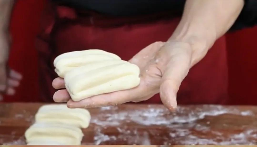 蓬松酥脆小油条做法,蓬松松软的小油条做法与配方