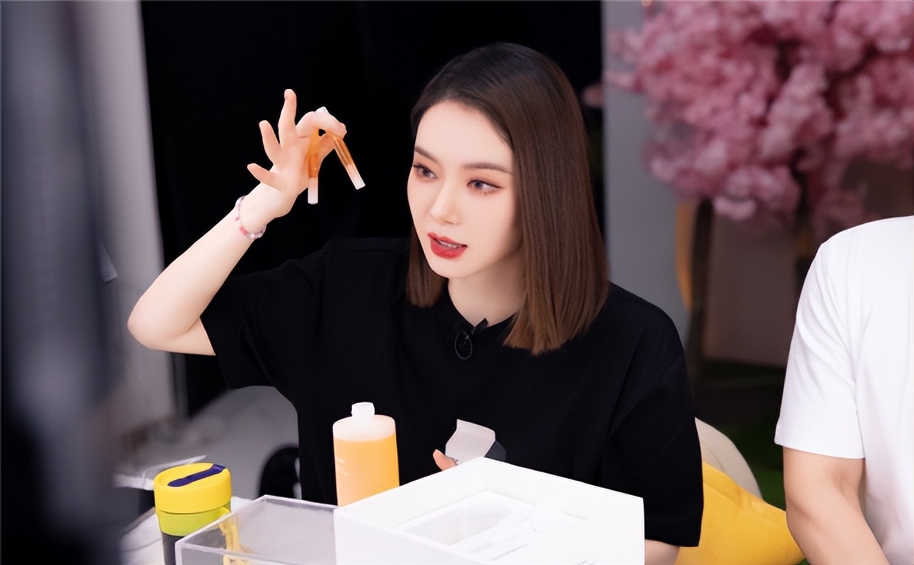 戚薇直播带货大牌是真的假的 (戚薇回应直播间售假争议已报警)