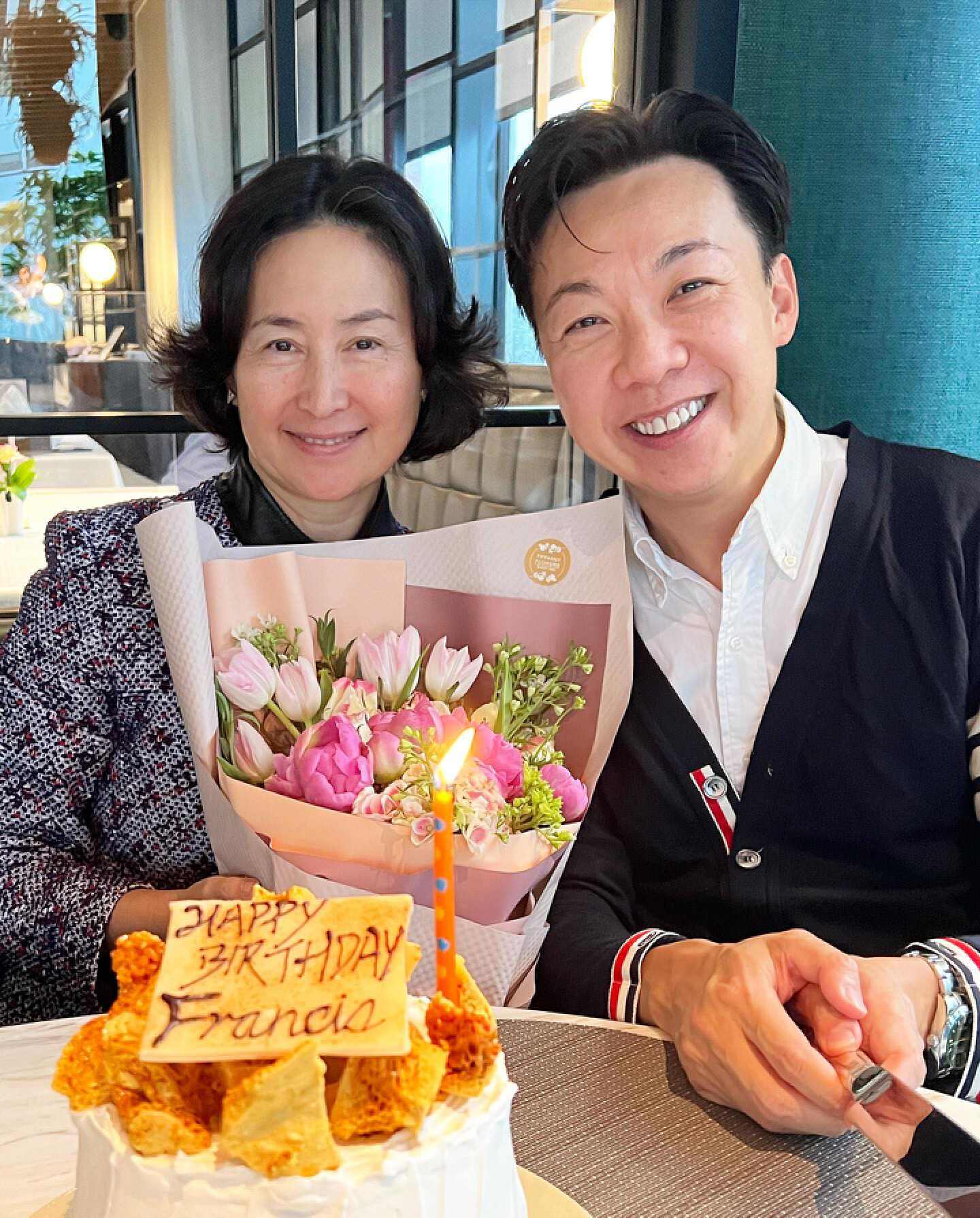 何超琼连续3年为异性好友庆生，打扮靓丽红光满面，两人深交30年