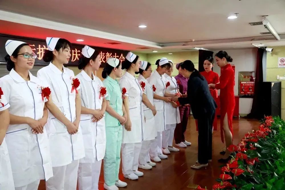 发展护士队伍改善护理服务演讲稿,发展护士队伍改善护理服务黑板报