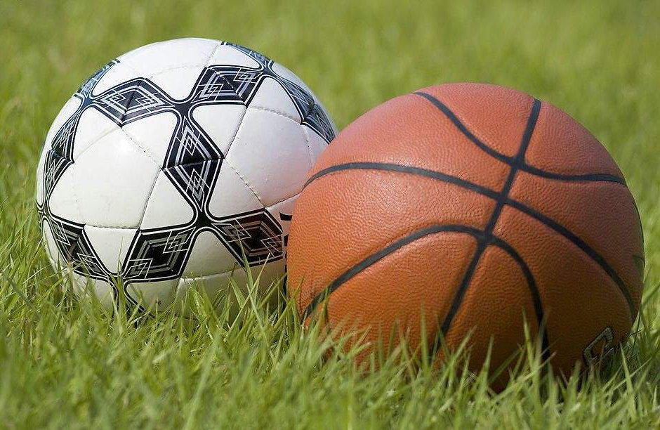 踢足球和打篮球哪个让孩子更聪明,让孩子打篮球有出路吗