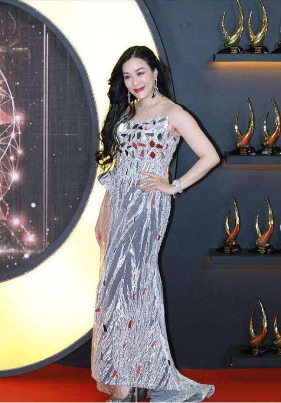 看烦了满屏的“纸片人”“排骨胸”，这几位有肉感的女星才是真美