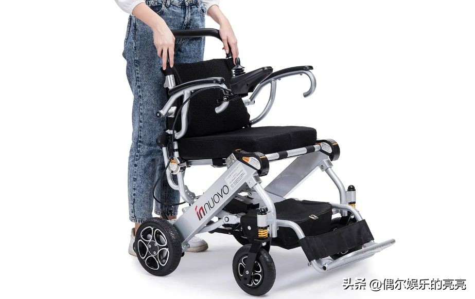 骑电动轮椅上班真的好吗,年轻人坐电动轮椅出行真的可以吗