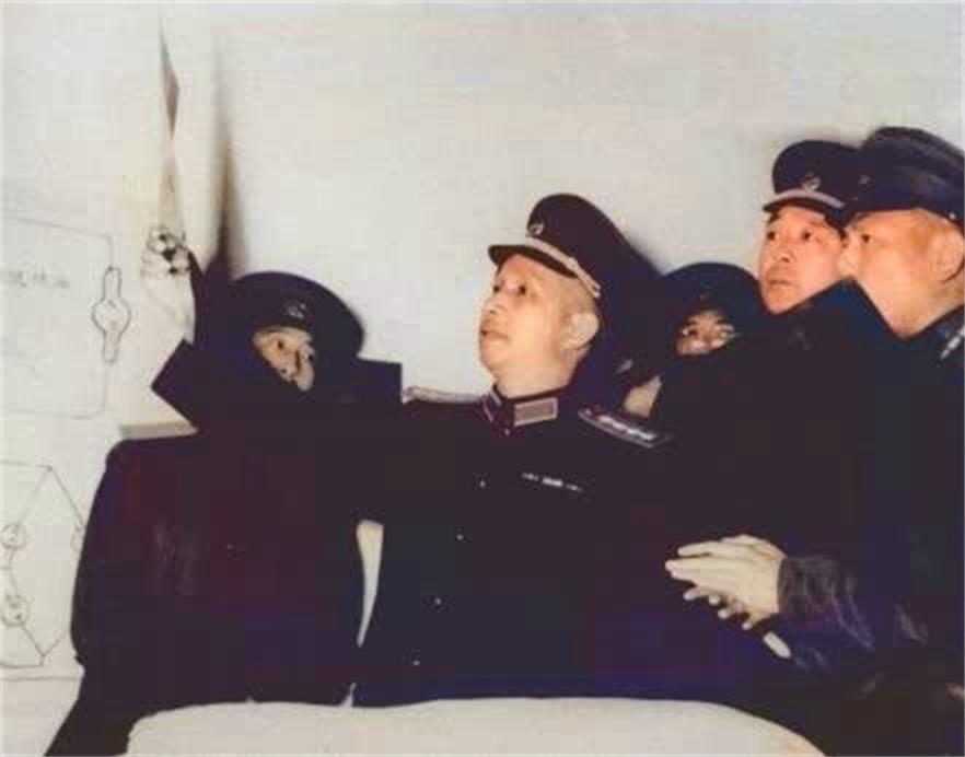 1951年，粟裕进中南海工作，私语秘书：想见毛主席？我给你支个招