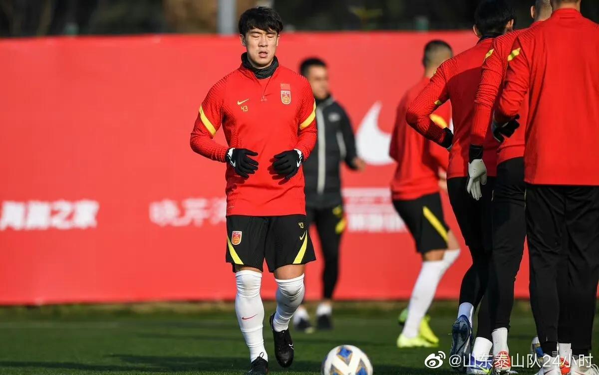 中国国家足球队训练图,利马晒在国家队训练照