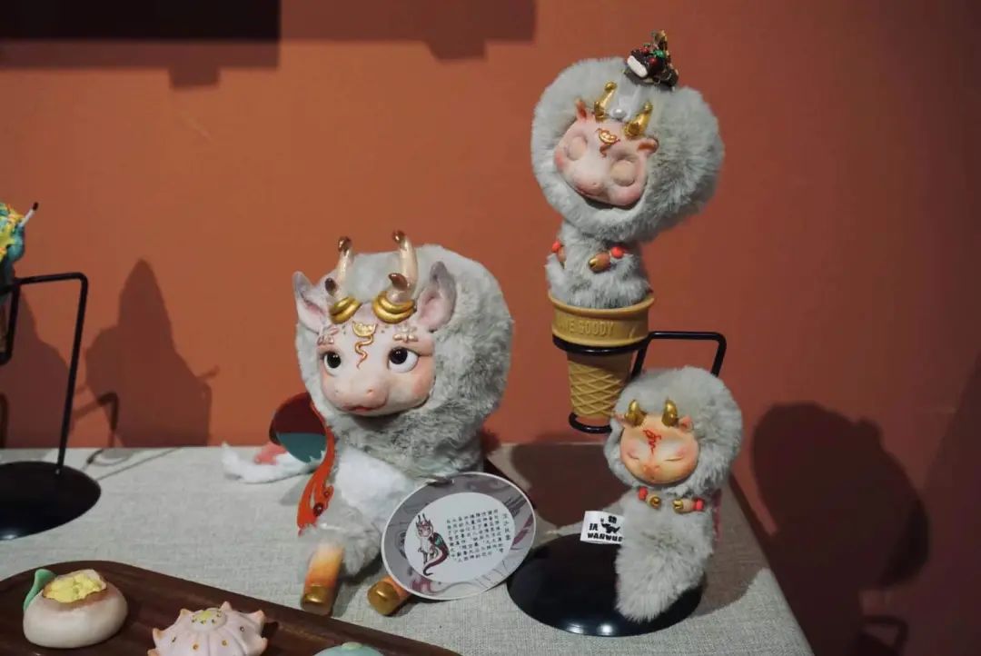 他们靠幻想挣钱，有人排一年队等它，有人花好几万抢拍