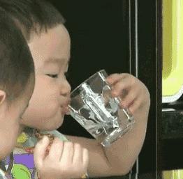 一入秋就舔嘴唇,一换季就爱流鼻血