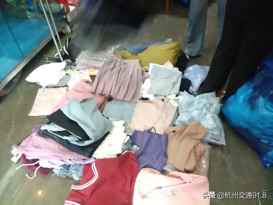 女子蚂蚁搬家,蚂蚁搬家女子偷出一家超市