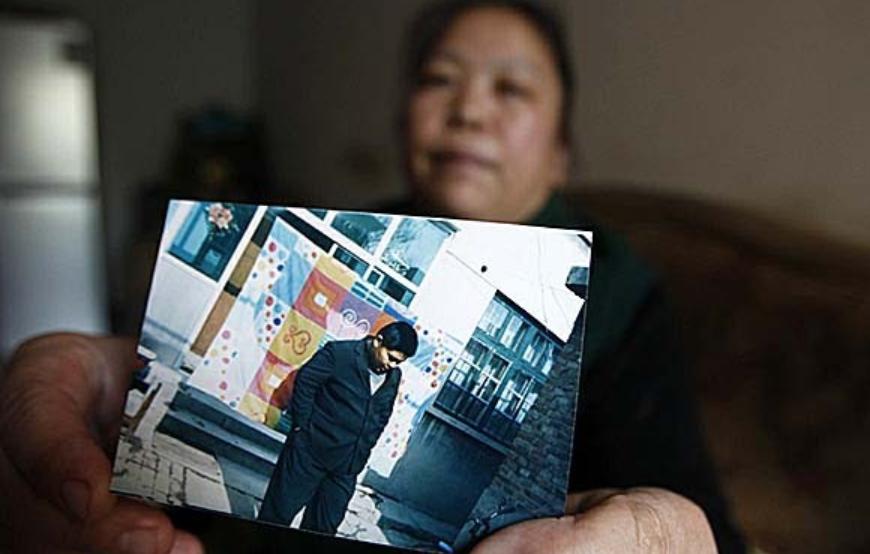 一个小伙胸口长了很多瘤子,河北500斤小伙