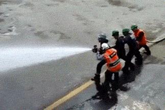 妹子，你的背的包很别致啊，旁边兄弟盯得眼都直了，哈哈哈哈哈哈