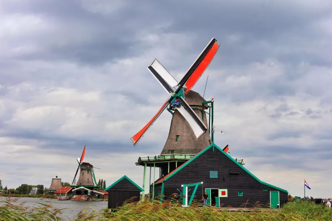 开车去欧洲第23集:在阿姆斯特丹*灯区红**,2名荷兰壮汉挑衅被我怼