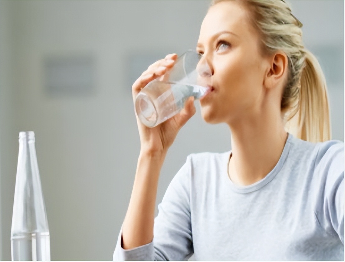 嗓子里面总有痰，痰多吐不完？教你3招，切断“生痰之源”