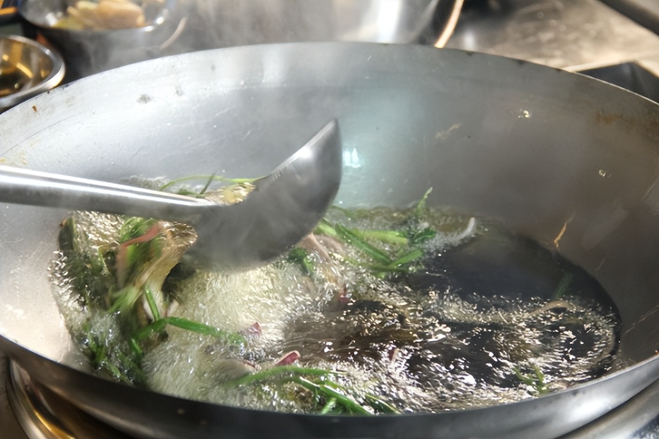 如何牛油火锅底料清澈红亮,炒好火锅料