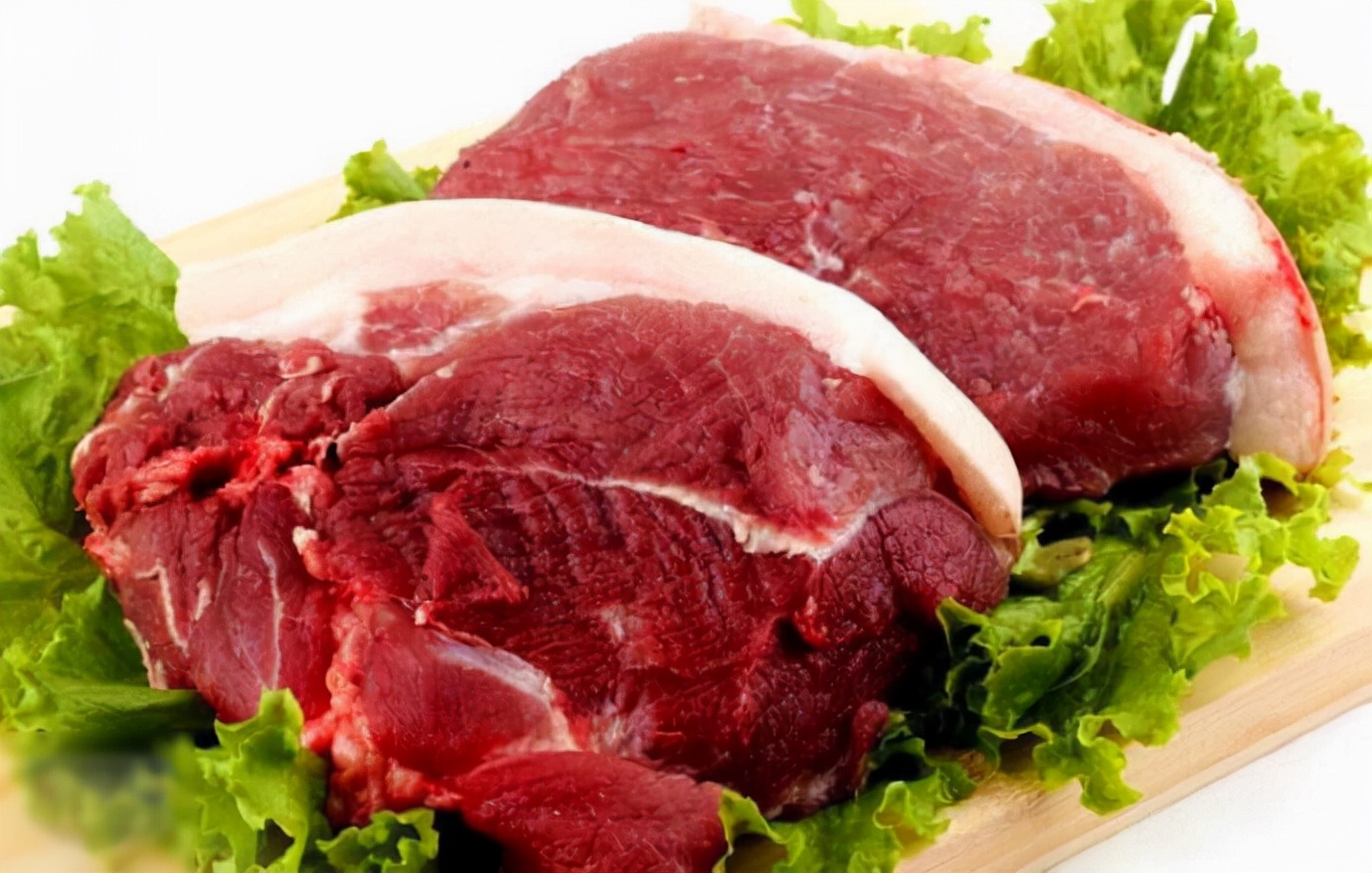 回乡养猪带领村民致富,大姐带村民发家致富