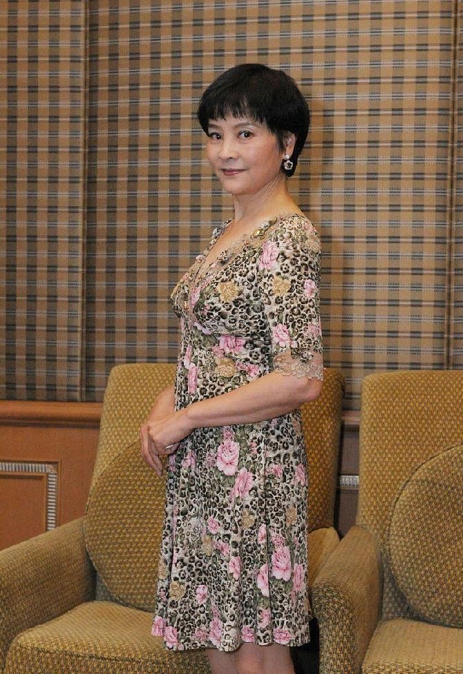 冯远征和老婆唐装照片,冯远征老婆穿红裙