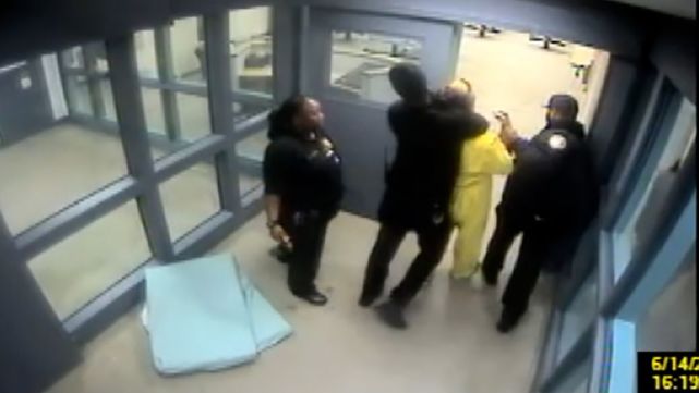 美国女囚犯罪入狱,美国女子监狱俩女囚与跨性别囚犯