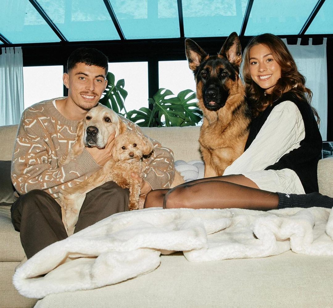 爱狗，爱足球，爱哈弗茨：撞脸乔治娜的内向模特与德国新星的故事