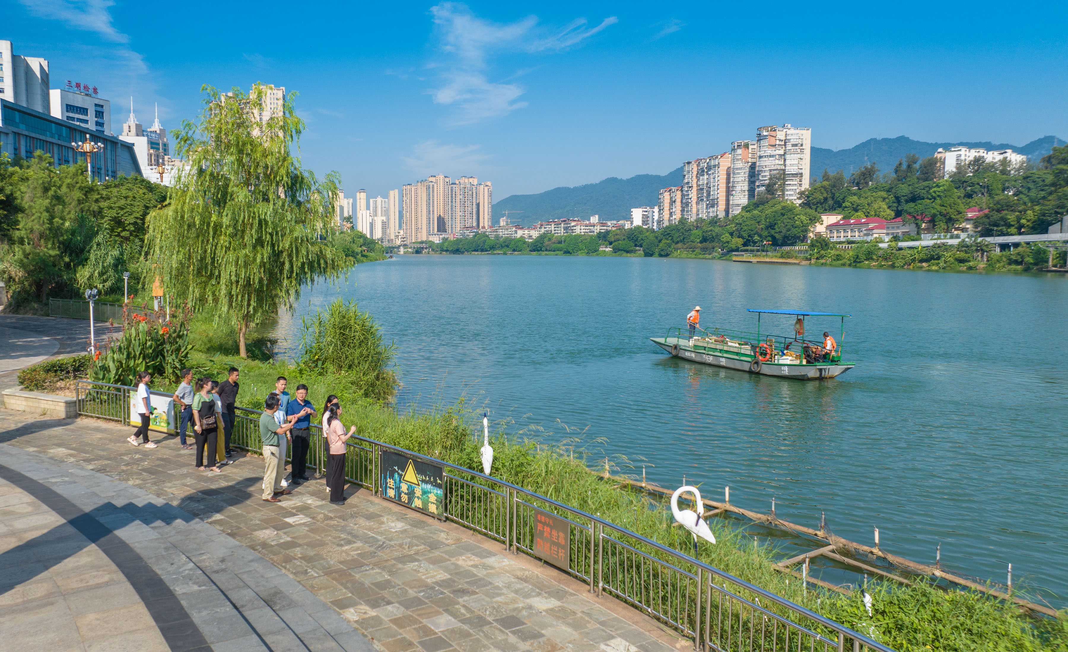 三元：烈日下的沙溪河“清道夫”汗水浸透衣衫，守护“一汪碧水”