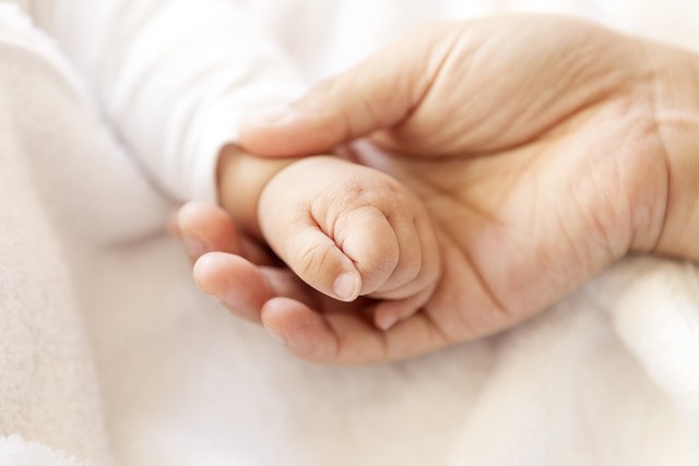 她58岁退休工资8000,外孙说:让我留这儿吧,我很乖,我能带妹妹