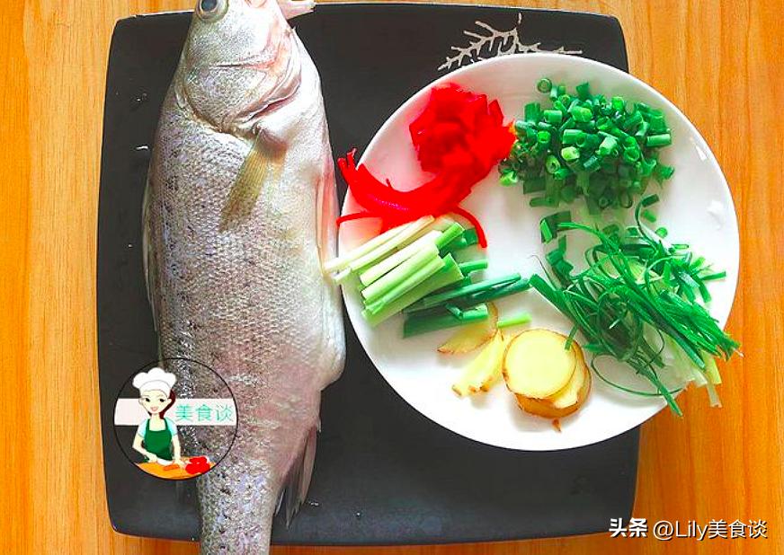 清蒸鲈鱼时最忌用盐和料酒腌制,清蒸鲈鱼时放盐和料酒都不对