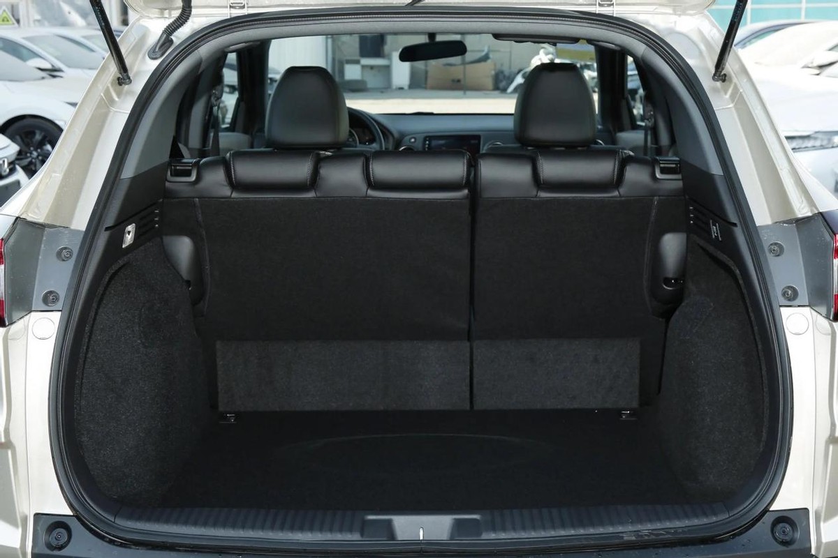 手握12万选家用车，要空间大，还要舒适，本田、五菱谁更懂国人？