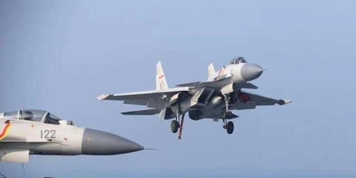 歼15对抗美军驱逐舰演练,歼15低空飞越美军驱逐舰视频