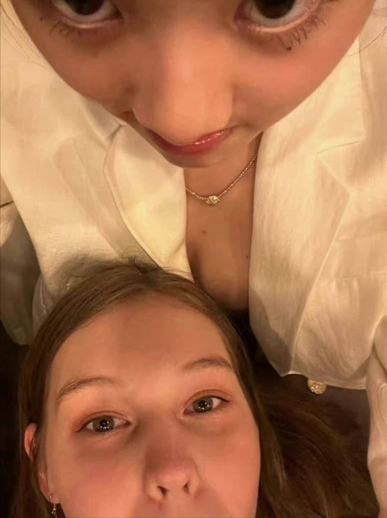 有一种尴尬叫“星二代玩性感”，*裤底**胸部全露，让明星父母都脸红