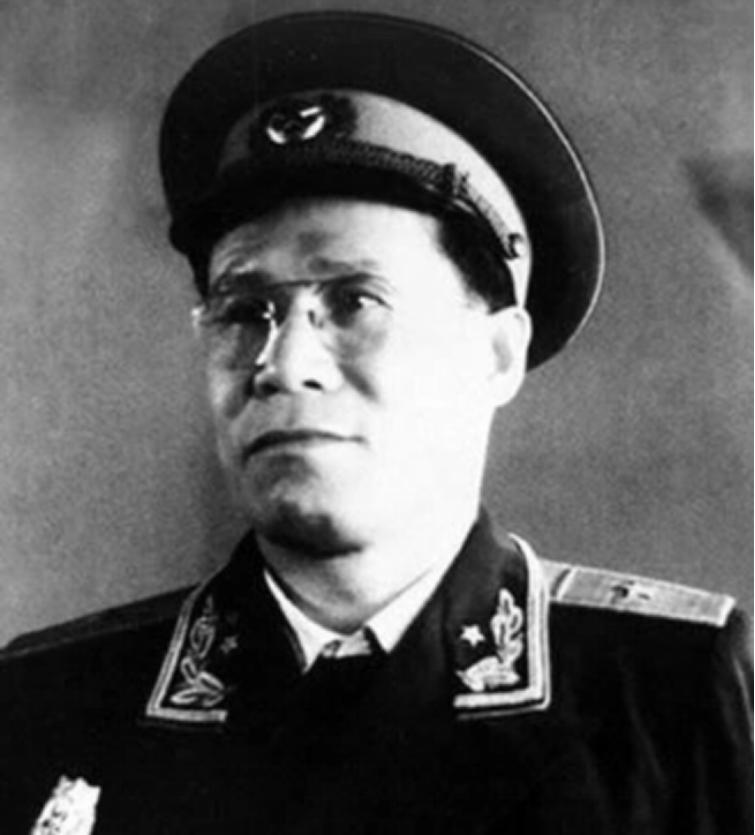 黑狸虎王兆相,黑狐王被小虎拿石头砸死