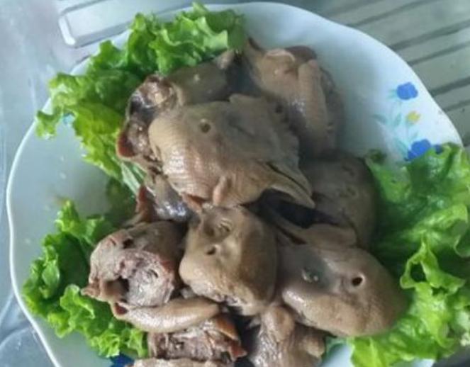 孜然辣酱鸡头的家常做法,一家三口自制红烧鸡头