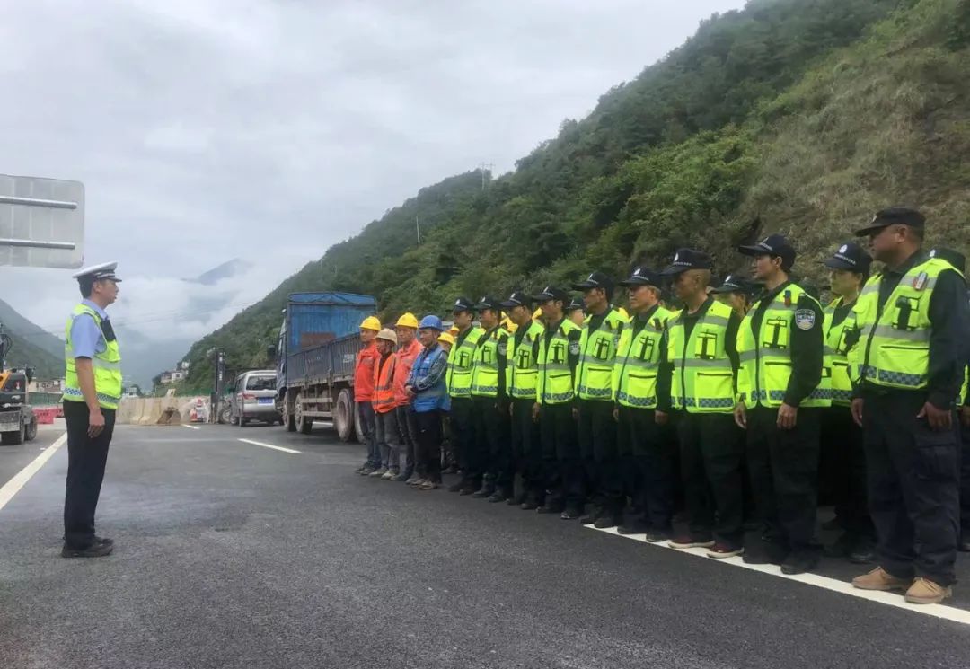 一线警事｜大保交警对塘子铺互通工程现场施工人员开展交通安全培训