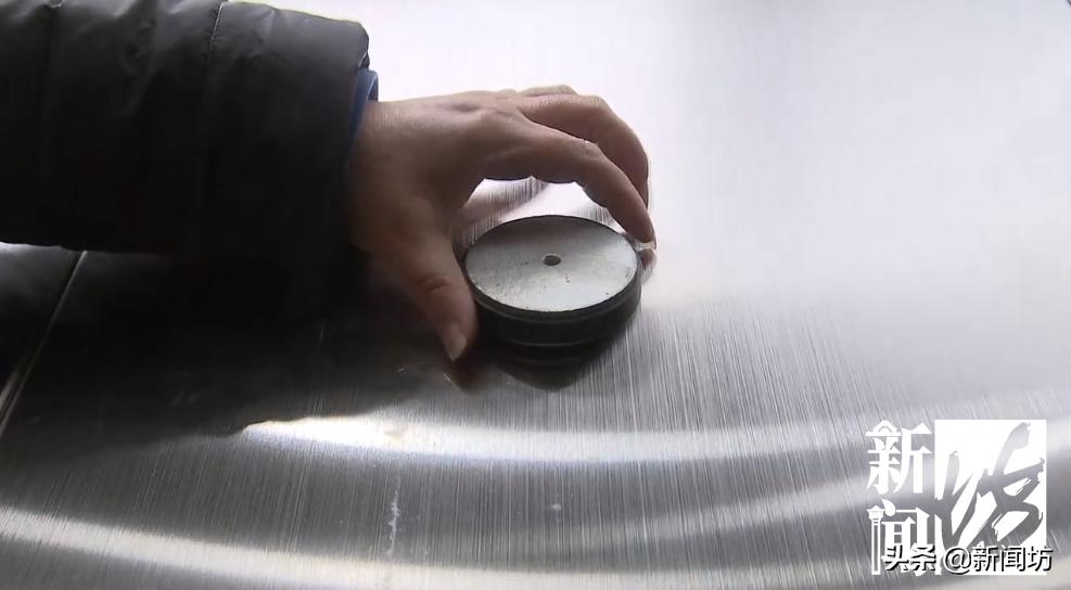 不锈钢能不能吸住吸铁石？沪一小区居民看着新安装的电梯，慌了…