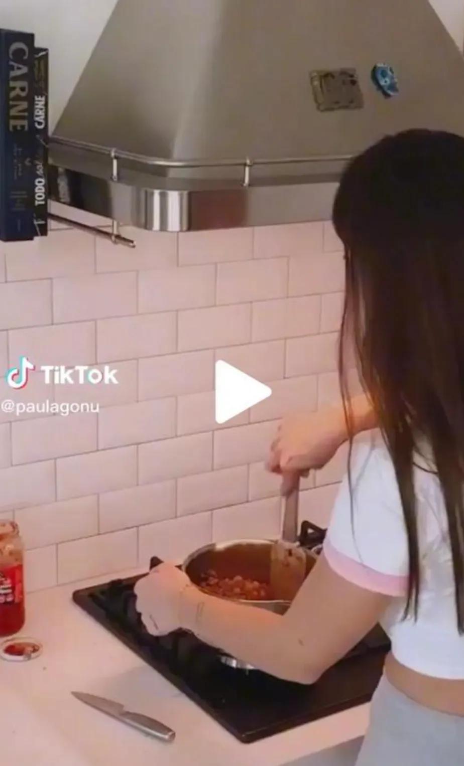 震惊！外国网红做手术切除膝盖软骨后，竟煮熟与男友一同食用