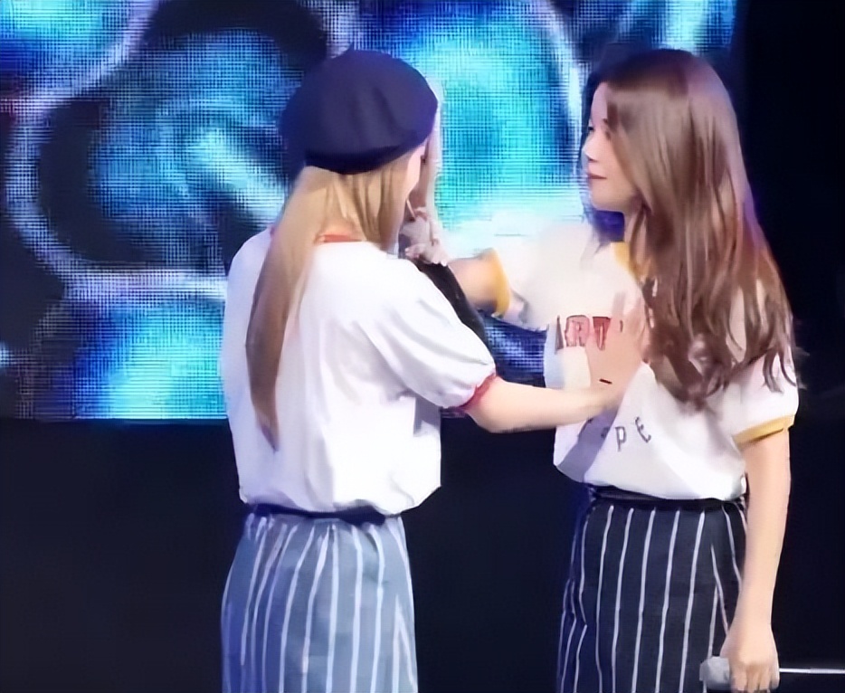 舞台上舔手摸*体下**，韩国人气女爱豆校庆表演被骂不堪入目？